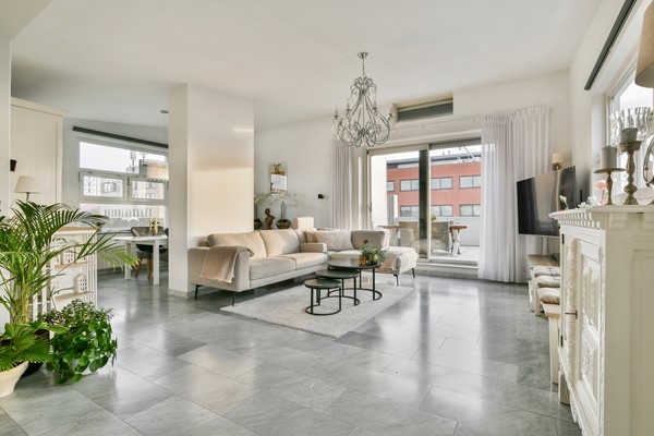 Ruim penthouse met zonnig dakterras in Nieuw Sloten
